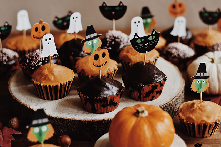Тематични мъфини за Хелоуин с шоколадова заливка и хартиена украса