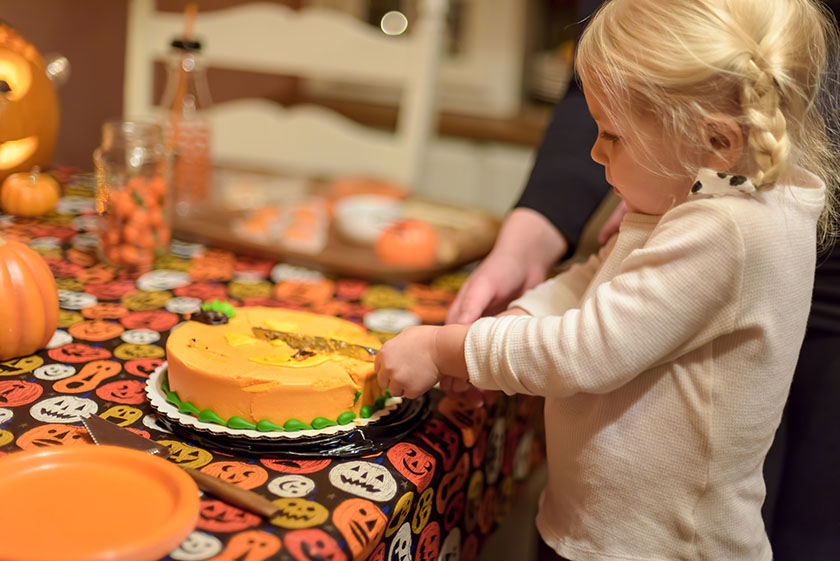 Момиченце реже торта Червено кадифе за Хелоуин