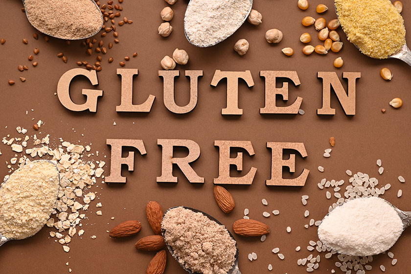 Надпис Gluten Free и лъжици с различни безглутенови продукти.