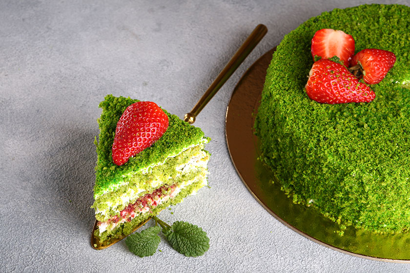 Торта с матча, декорирана с ягоди