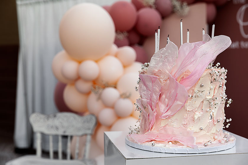 Специална торта с ефирна розова декорация за празник