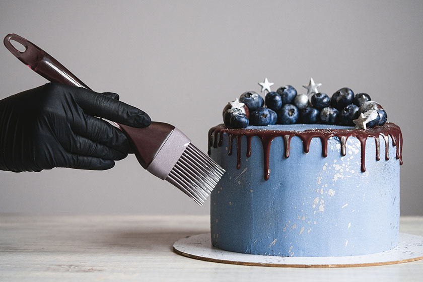 Приготвяне на специална синя торта с шоколадова глазура и горски плодове