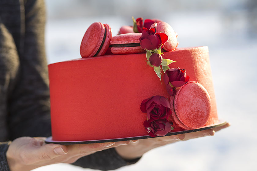 Червена торта с украса от френски макарони