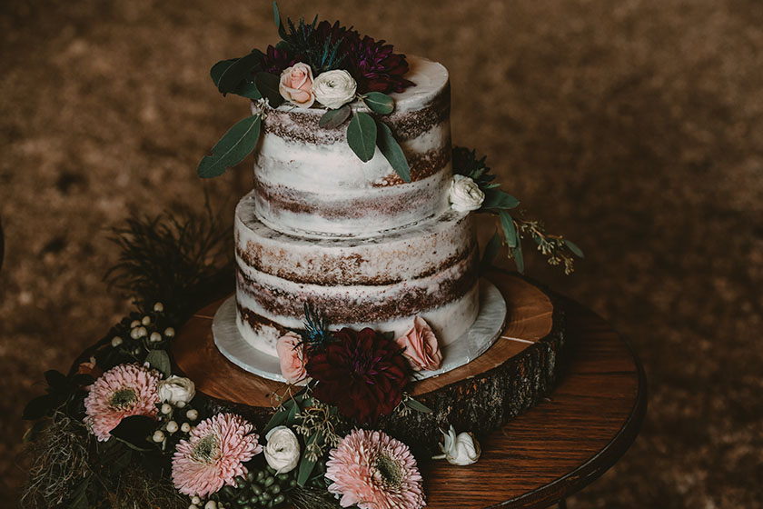 Многоетажна сватбена торта, декорирана с цветя