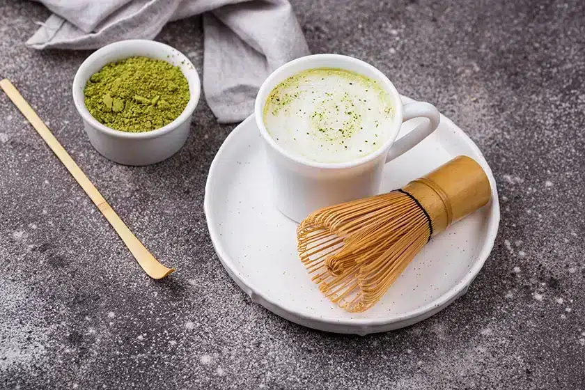 Напитка с матча и купичка с традиционния зелен чай