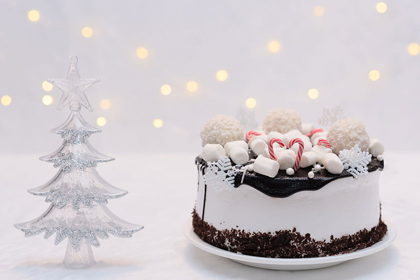Бяла коледна торта с шоколад и декорация снежни топки от бонбони