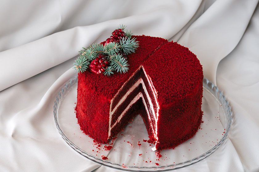 Торта Червено кадифе с коледна украса