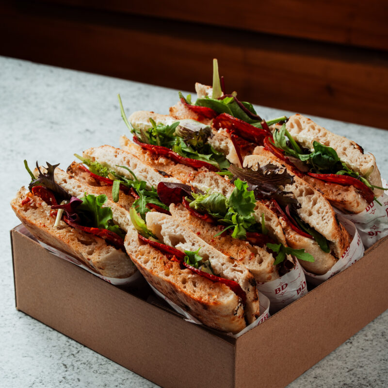 КЕТЪРИНГ ВАРНА НЕАПОЛИТАНСКИ САНДВИЧИ С ПЕПЕРОНИ КРЕМА СИРЕНЕ 1