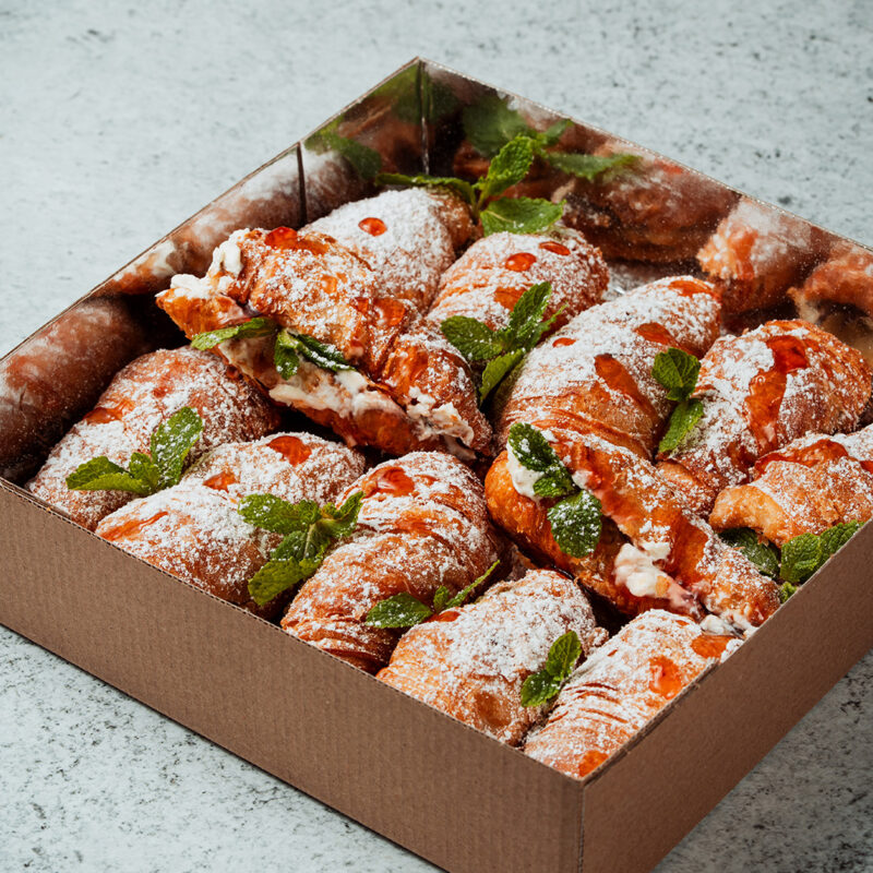 КЕТЪРИНГ МИНИ КРОАСАНИ С КРЕМА СИРЕНЕ И СЛАДКО ОТ ЯГОДИ 1