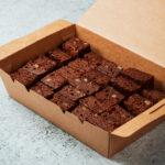 КЕТЪРИНГ ШОКОЛАДОВО БРАУНИ С ОРЕХИ 2