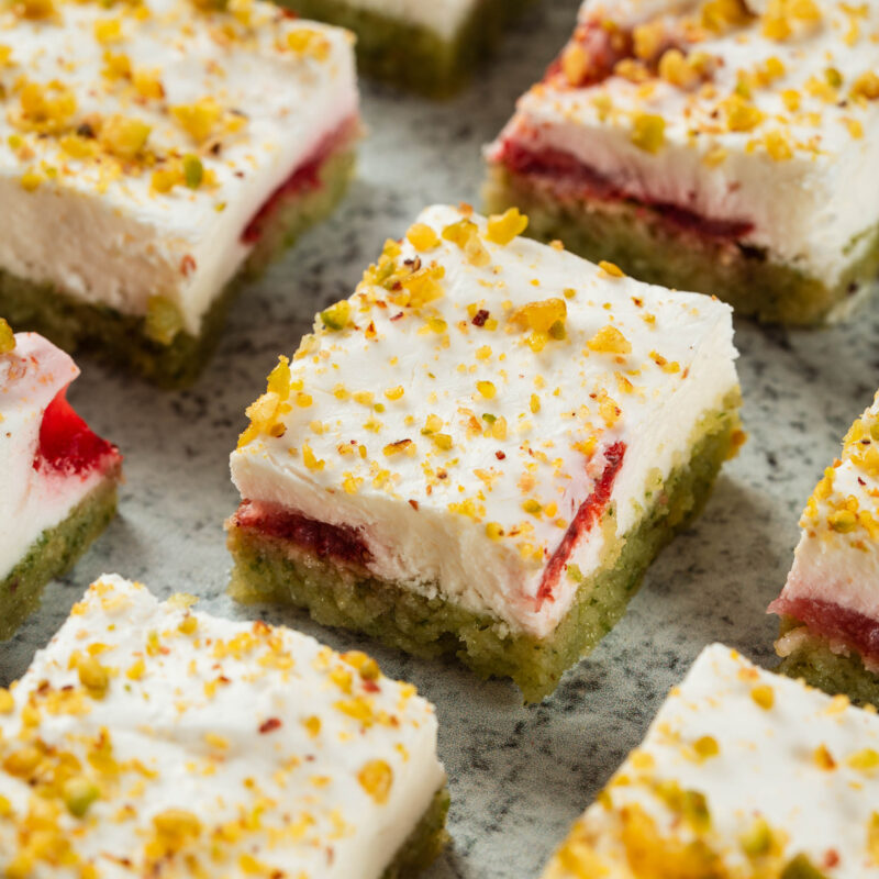 Бокс петифури Пистачо с ягоди без захар и глутен